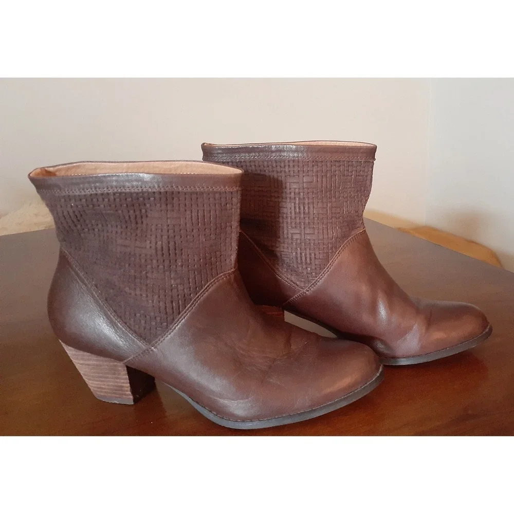 Corso Como Brown‎ Leather Ankle Boots Womens Sz 8.5 Pull-On Block Heel Woven